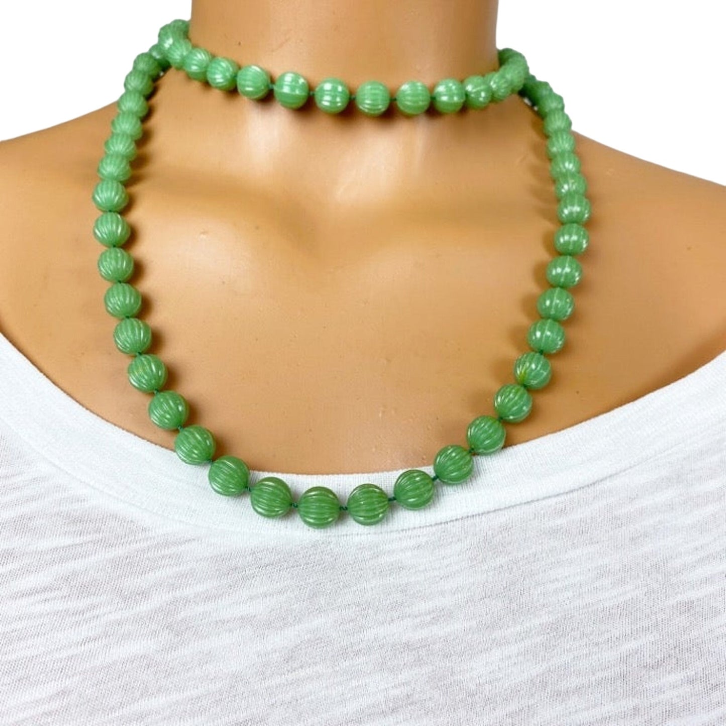 vintage SARAH COVENTRY green strand of ribbed beads NECKLACE costume jewelry