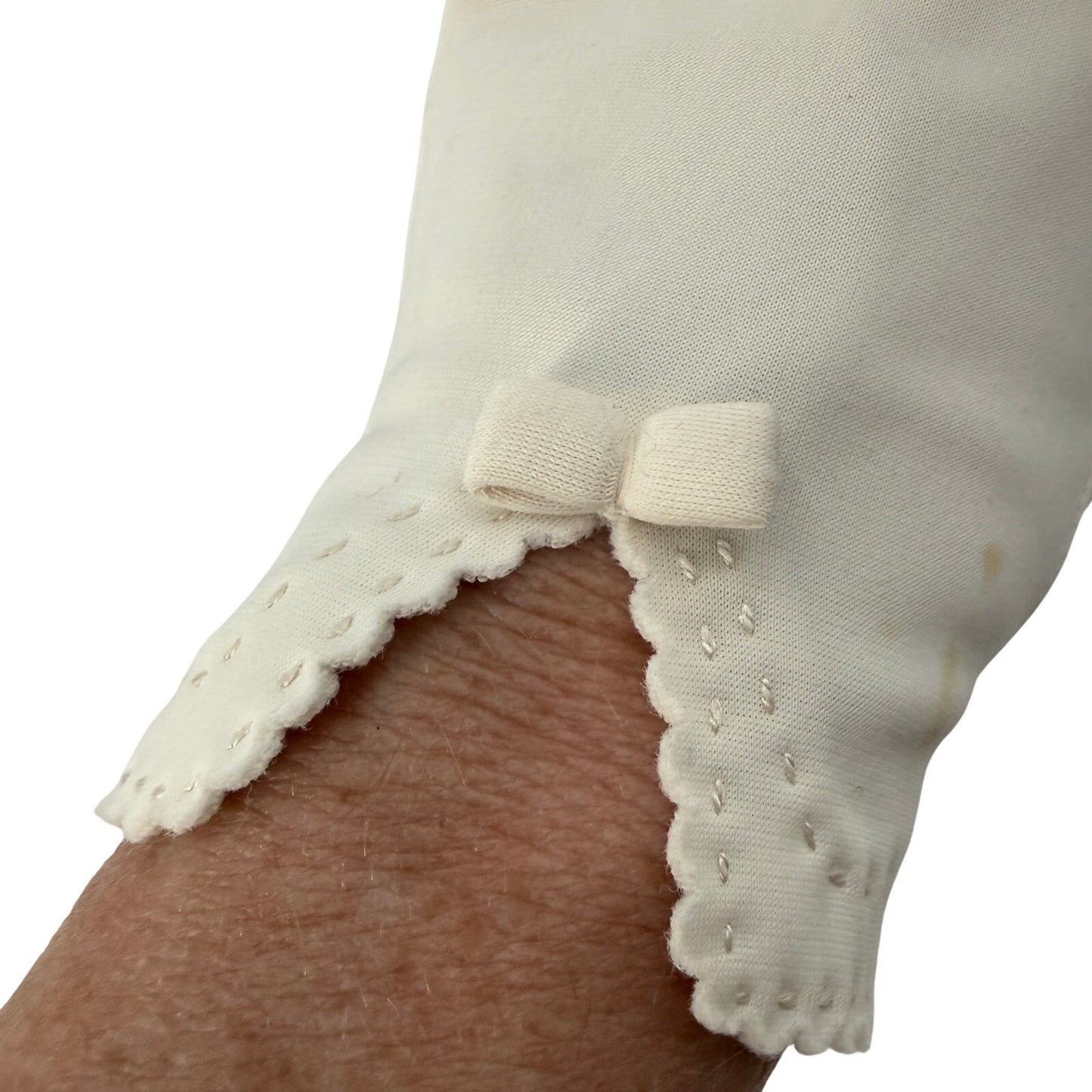 vintage white Fashion Dress Gloves women's SMALL wrist length bow scalloped cuff