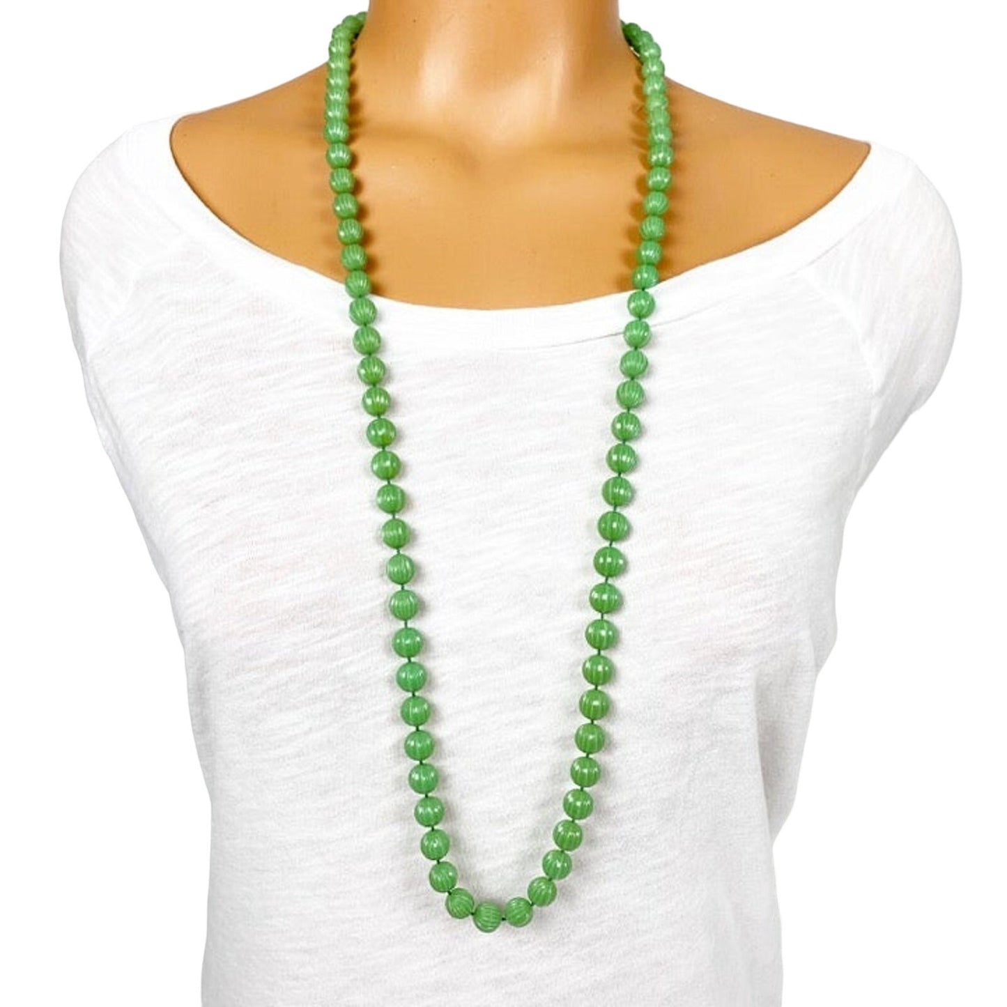 vintage SARAH COVENTRY green strand of ribbed beads NECKLACE costume jewelry